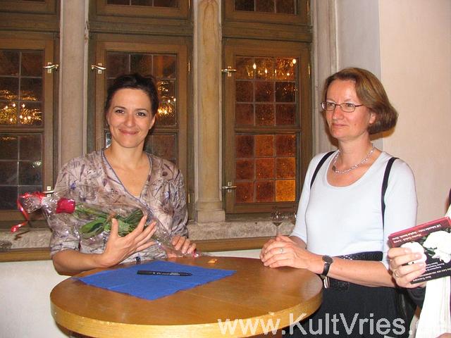 Martina Gedeck mit Gabriela von Rönn, Öffentlichkeitsbeauftragte bei der Sparkasse SAL